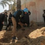 Israel registra cementerio de Gaza buscando restos de rehén
