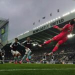 El show de atajadas del Dibu Martínez y el golazo de Buendía en la victoria clave del Aston Villa ante Newcastle
