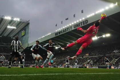 El show de atajadas del Dibu Martínez y el golazo de Buendía en la victoria clave del Aston Villa ante Newcastle