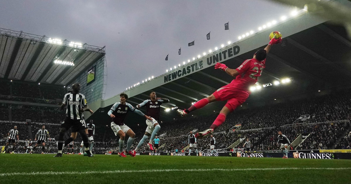 El show de atajadas del Dibu Martínez y el golazo de Buendía en la victoria clave del Aston Villa ante Newcastle