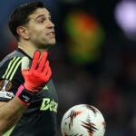 La sensacional doble atajada del Dibu Martínez para la victoria 3-2 del Aston Villa sobre el Salzburgo por la Europa League