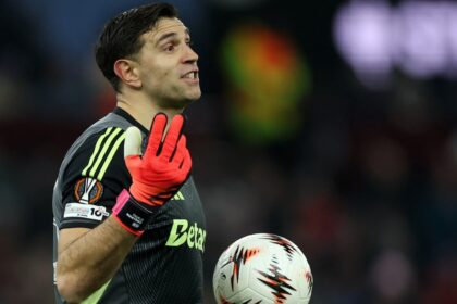 La sensacional doble atajada del Dibu Martínez para la victoria 3-2 del Aston Villa sobre el Salzburgo por la Europa League