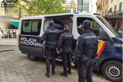 Dos detenidos por robar a viandantes e intimidarles con botellas de cristal en el centro de Manacor
