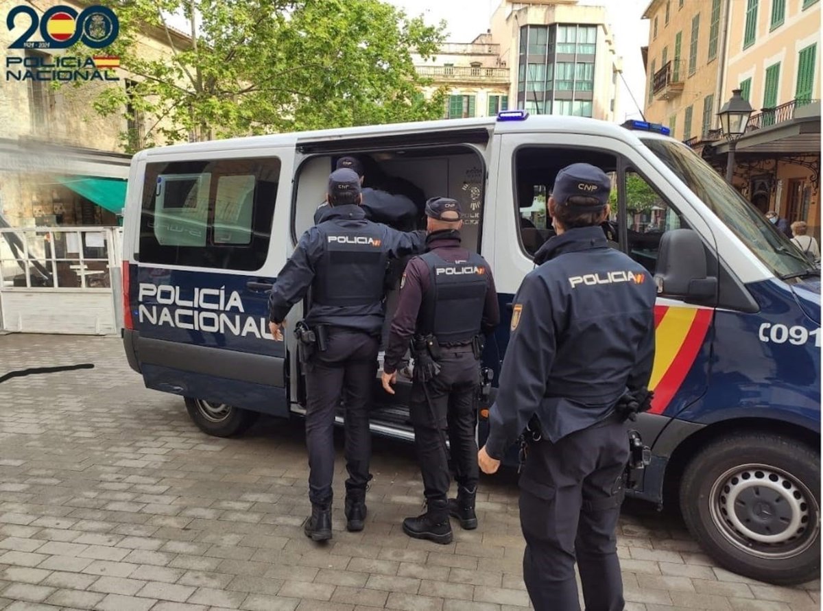 Dos detenidos por robar a viandantes e intimidarles con botellas de cristal en el centro de Manacor