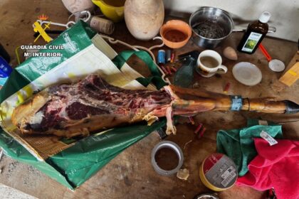 Roba un jamón ibérico de 400 euros en un súper de Mallorca y lo devuelve a medio comer cuando le pilla la Guardia Civil