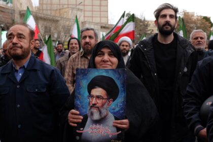 Quién es el Ali Khamenei, líder supremo de Irán y uno de los presuntos objetivos del ataque