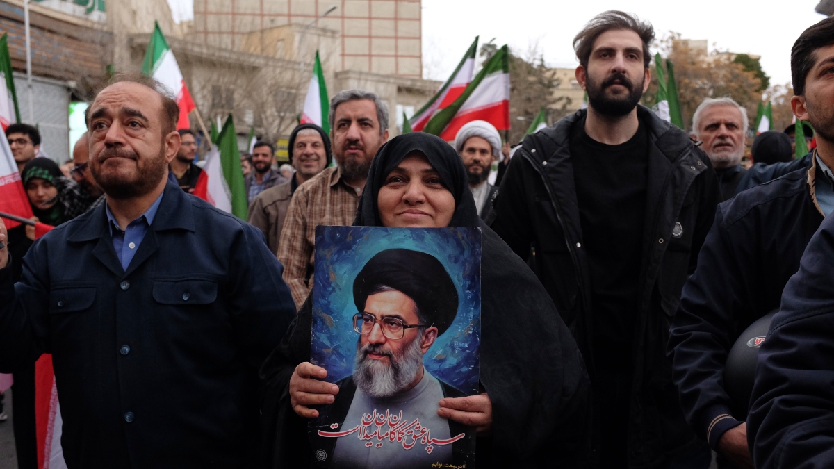 Quién es el Ali Khamenei, líder supremo de Irán y uno de los presuntos objetivos del ataque