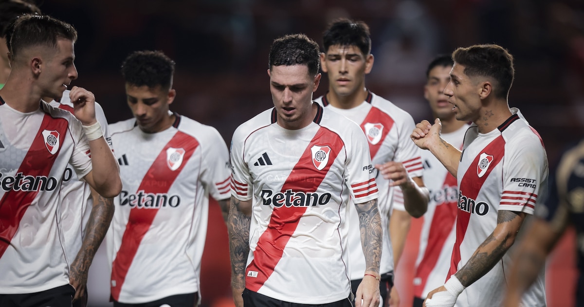 Nueva decepción del River de Gallardo: perdió 1-0 ante Argentinos en La Paternal
El sentido abrazo entre Enzo Pérez y Marcelo Gallardo antes del inicio de Argentinos-River