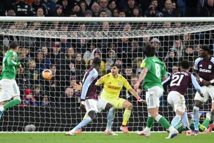 Dibu Martínez debió entrar en Aston Villa por la insólita expulsión de Bizot: sufrió tres goles en 27 minutos y quedaron eliminados de la FA Cup