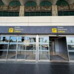 Un hombre sube al techo de un avión en el aeropuerto de Valencia y retrasa un vuelo