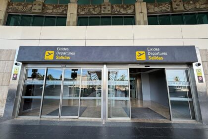 Un hombre sube al techo de un avión en el aeropuerto de Valencia y retrasa un vuelo