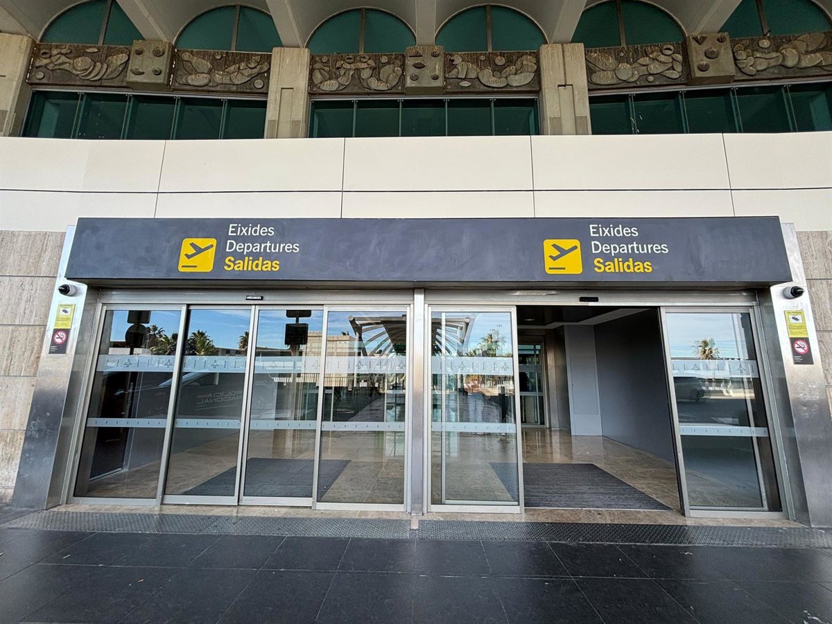 Un hombre sube al techo de un avión en el aeropuerto de Valencia y retrasa un vuelo