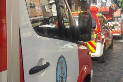Bomberos intervienen en Sevilla en el incendio de una vivienda de Pagés del Correo