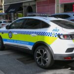 Un joven de 18 conduce sin carné, se le cala el coche y casi choca con el turismo de detrás