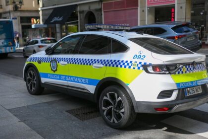 Un joven de 18 conduce sin carné, se le cala el coche y casi choca con el turismo de detrás