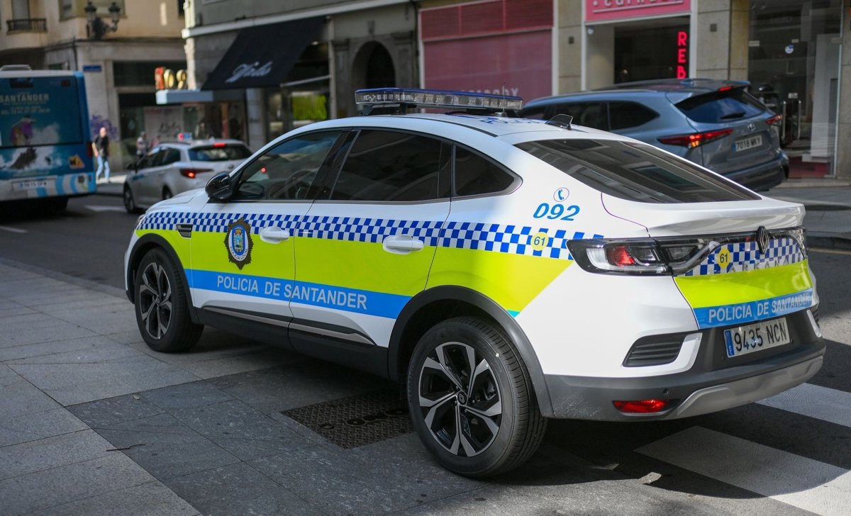 Un joven de 18 conduce sin carné, se le cala el coche y casi choca con el turismo de detrás