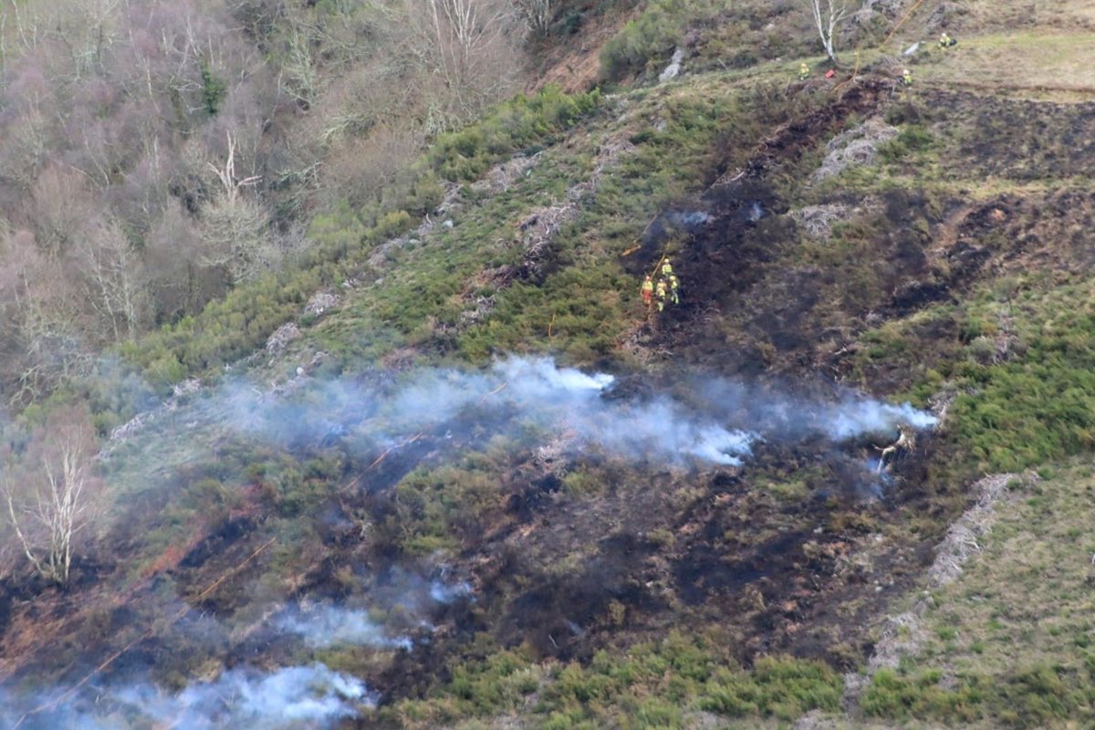 Asturias suma 33 incendios en 14 concejos, con 26 activos y el Infopa en fase de emergencia 1 desde anoche