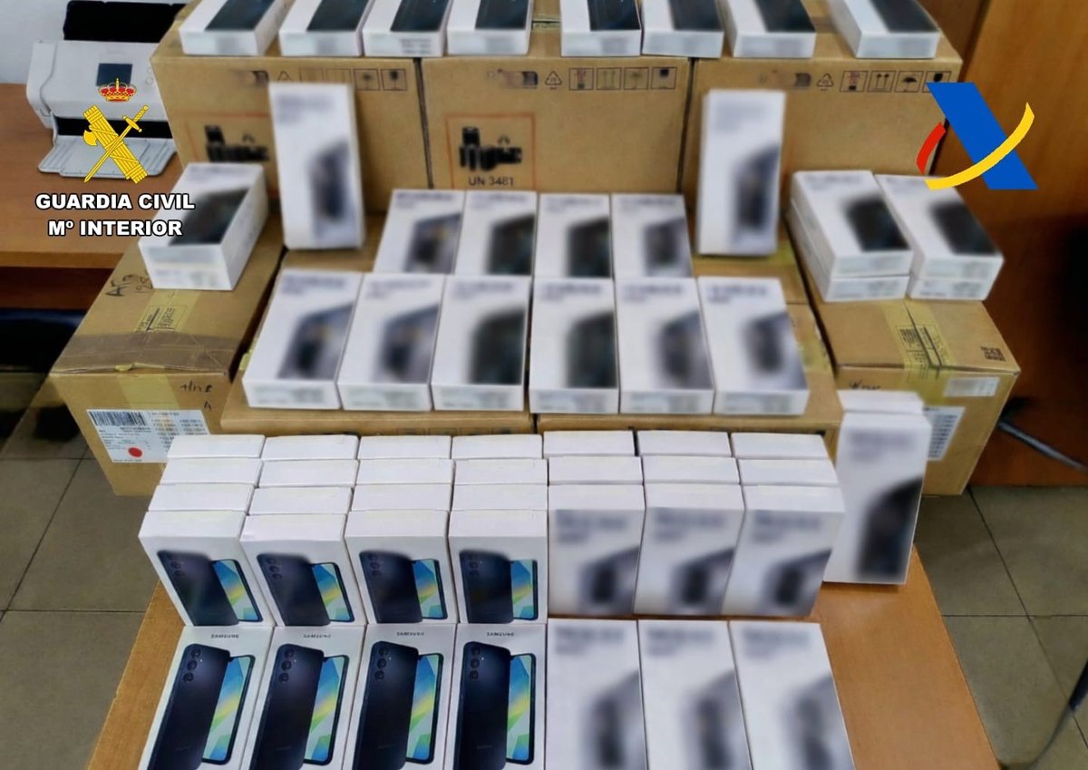 Descubren 300 teléfonos móviles sin declarar en el Puerto de Melilla ocultos en un coche procedente de Motril (Granada)