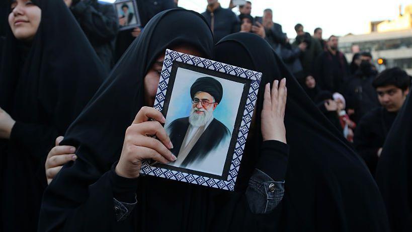Cómo es el régimen teocrático de Irán y por qué sus estructuras de poder parecen seguir intactas