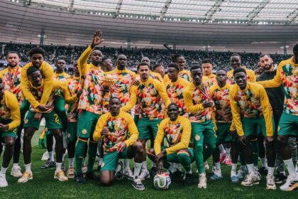 Escándalo en África: Senegal exhibió el trofeo como campeón continental luego de que la confederación se lo quitara y adjudicara a Marruecos
