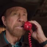 La última película de Chuck Norris será la más extraña: zombis a bordo de un avión
