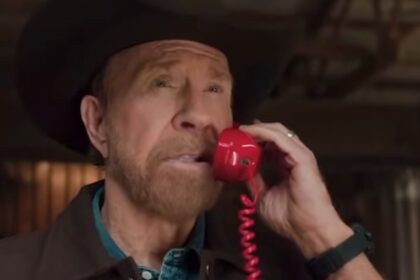 La última película de Chuck Norris será la más extraña: zombis a bordo de un avión