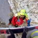 El helicóptero del Gobierno rescata a dos montañeros enriscados en Picos de Europa