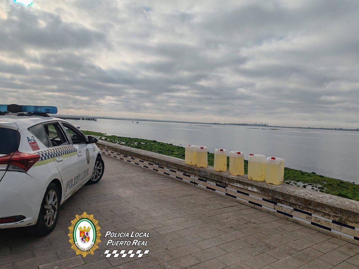 Intervenidas 21 petacas de gasolina halladas en una playa de Puerto Real (Cádiz)