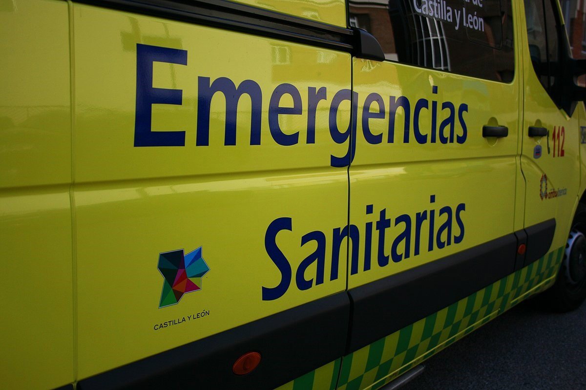 Herido un joven de 32 años tras salirse de la vía y volcar un camión en Villamañán (León)