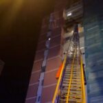 Los bomberos rescatan a una mujer de 80 años de un incendio en su vivienda en Ciudad Lineal