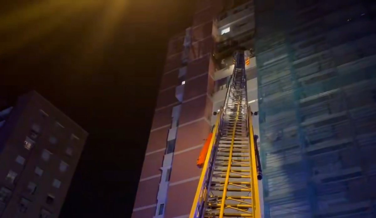 Los bomberos rescatan a una mujer de 80 años de un incendio en su vivienda en Ciudad Lineal