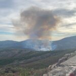 Medios aéreos y terrestres trabajan en la extinción de un incendio forestal declarado este domingo en Acebo