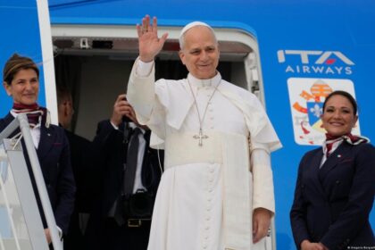 Papa León XIV dice que “el mundo está siendo destruido por unos pocos tiranos”