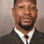 Jonathan Majors y su coestrella cayeron por una ventana durante la grabación de una escena de acción