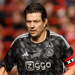 Fue uno de los mejores futbolistas de los 90, brilló en el Ajax, el Barcelona y el Liverpool y vuelve a jugar a los 55 años