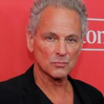 Lindsey Buckingham, estrella de Fleetwood Mac, fue atacado por una mujer en Los Ángeles