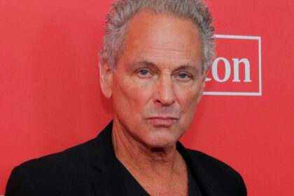 Lindsey Buckingham, estrella de Fleetwood Mac, fue atacado por una mujer en Los Ángeles