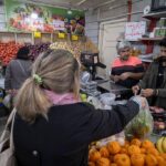 Cómo el suministro de alimentos a Irán se ve afectado por el cierre del estrecho de Ormuz