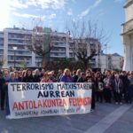 Vecinos de Basauri se concentran contra el homicidio de una mujer en el municipio y exigen compromiso a instituciones