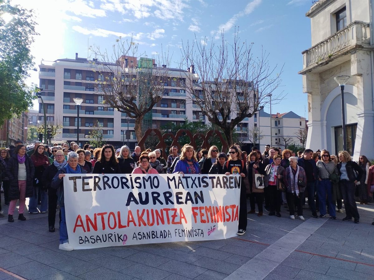 Vecinos de Basauri se concentran contra el homicidio de una mujer en el municipio y exigen compromiso a instituciones