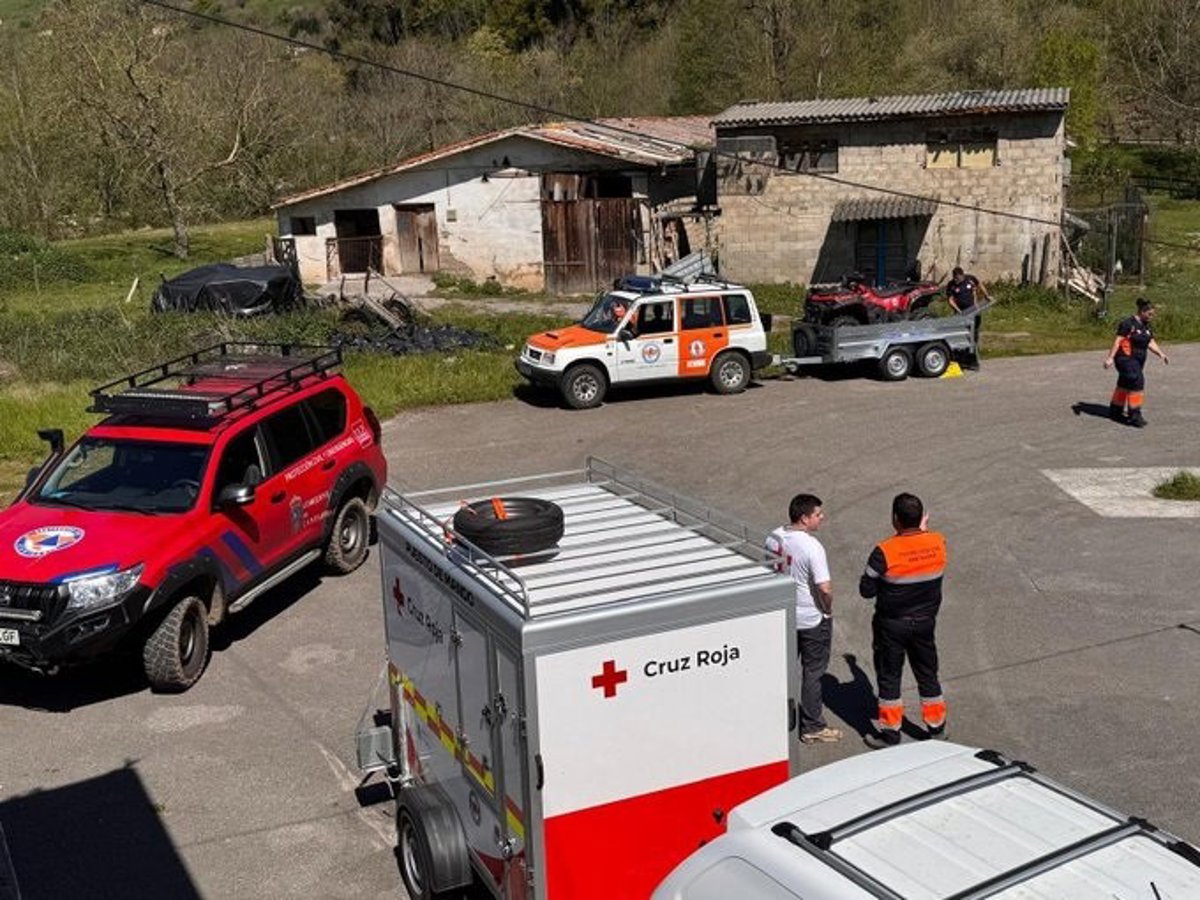 El helicóptero de Cantabria se suma al operativo de búsqueda del hombre desaparecido en Santiurde de Toranzo