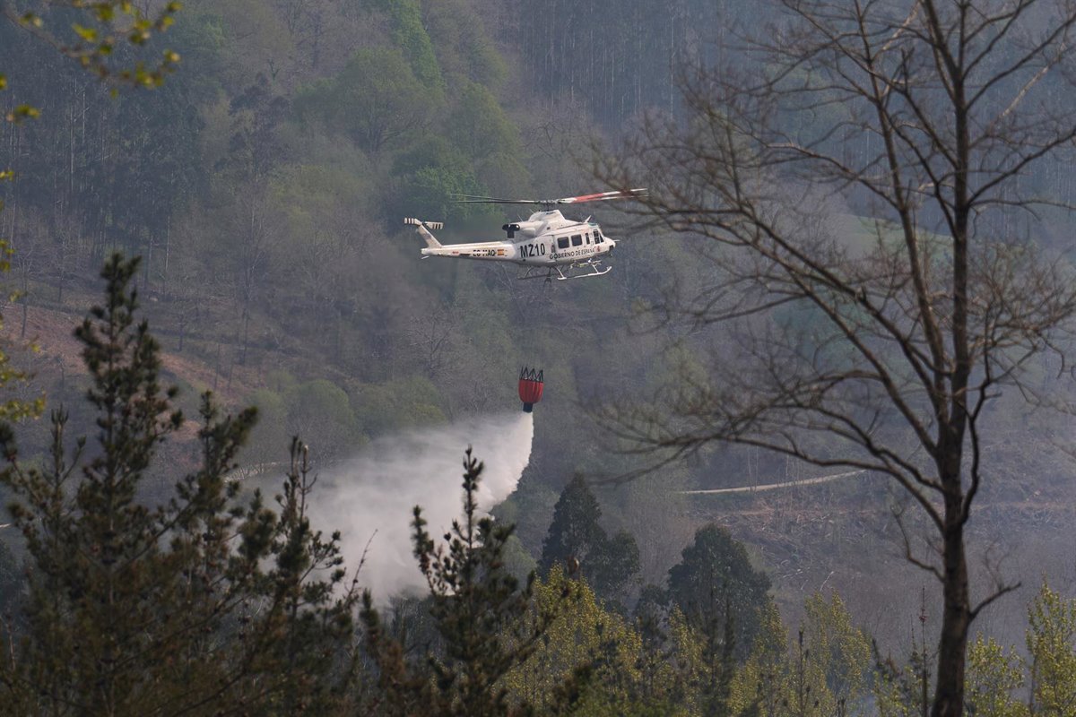Se reducen a dos los incendios forestales activos en Cantabria, localizados en Vega de Pas y Los Tojos