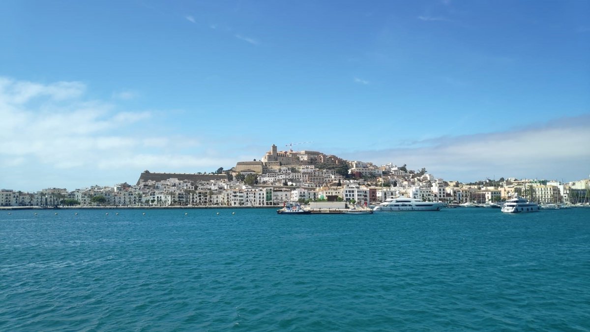 Arde un yate en las proximidades del puerto de Eivissa