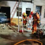 Un coche de Policía Nacional choca contra una casa en Alaquàs y provoca un incendio en la planta baja