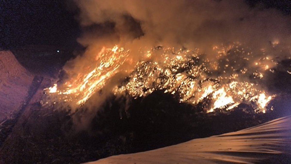 Dron y cámara técnica localizarán los posibles puntos calientes que puedan quedar del incendio del vertedero de Nájera