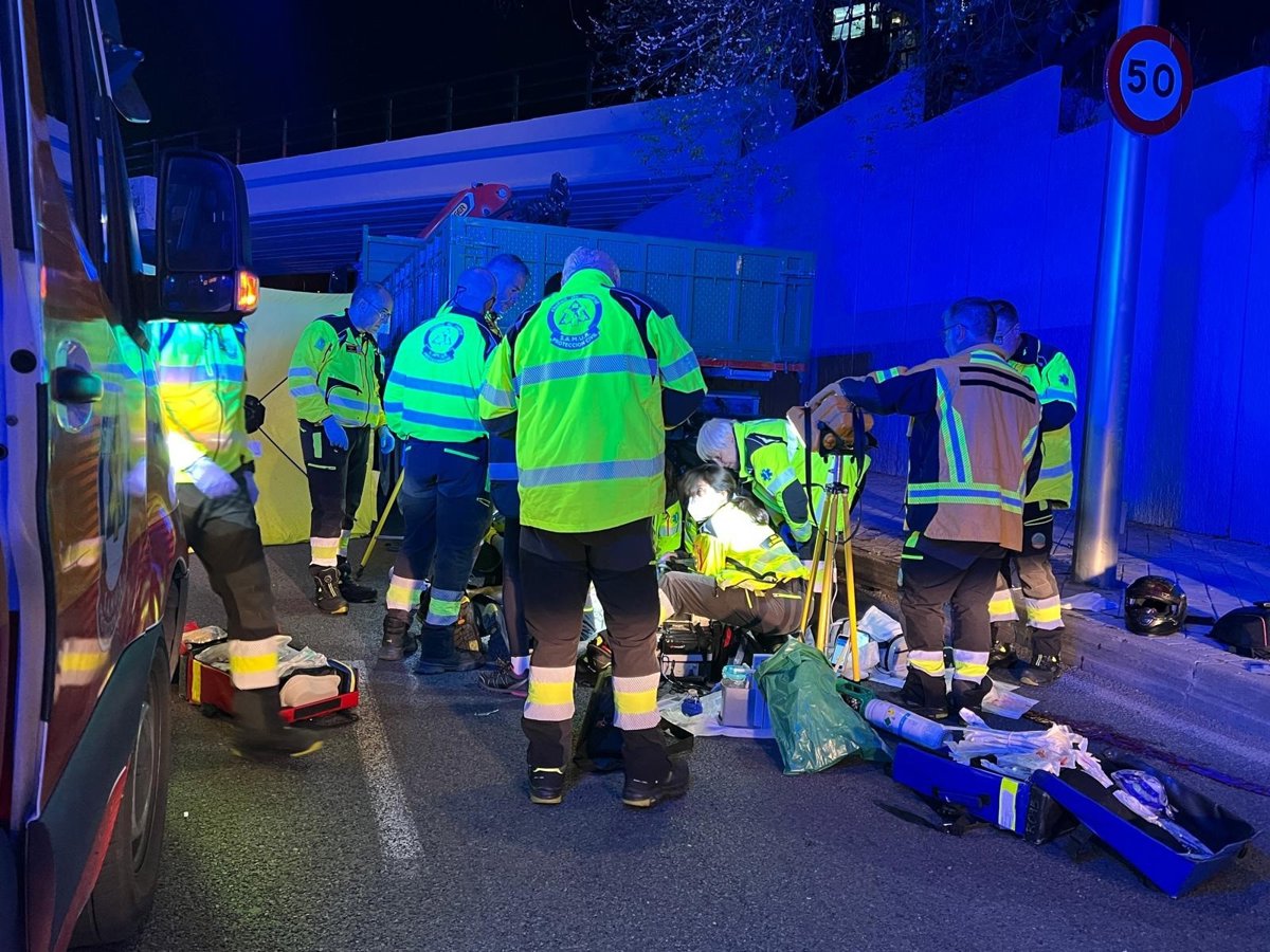 Muere un motorista de 29 años tras chocar con un camión en Arganzuela
