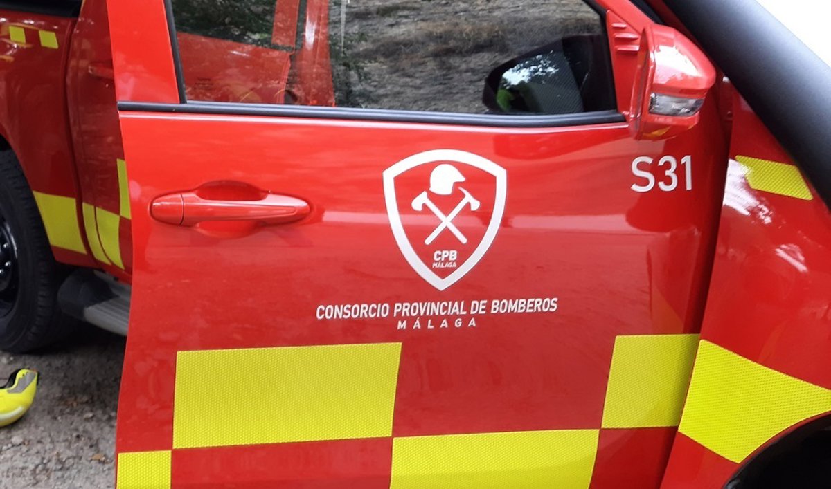 Un incendio afecta a varias naves del polígono industrial de Cajiz en Vélez-Málaga