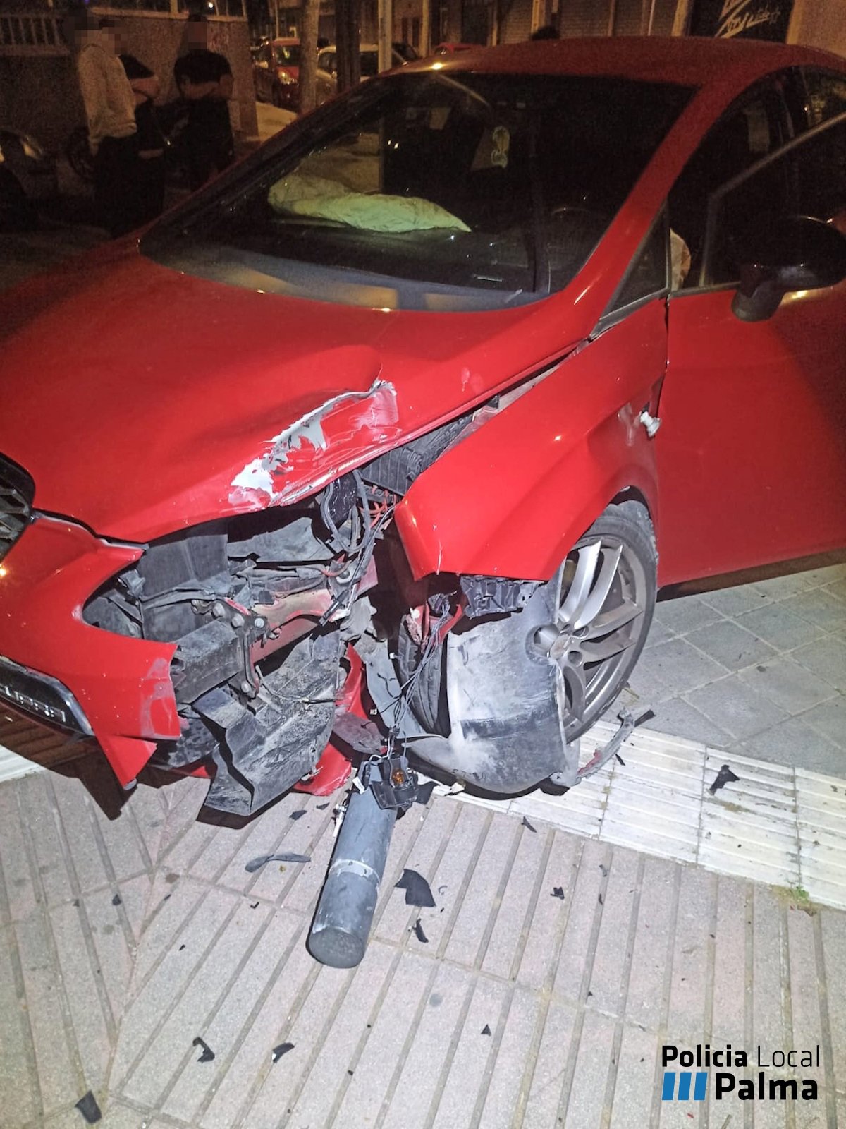 Denuncian a un conductor ebrio por salirse de la calzada y atropellar a una mujer en el Coll d'en Rabassa