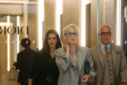 Meryl Streep como Miranda Priestly en una imagen de 'El diablo viste a la moda 2' con un fondo de logotipos de marcas de moda y belleza