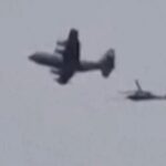 Imagen de un dron MQ-9 en vuelo, con la silueta de un F-35 al fondo